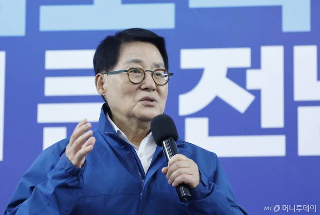(광주=뉴스1) 김태성 기자 = 박지원 국회의원이 10일 광주 서구에서 열린 '민형배 전남광주특별시장 선대위 출범식'에서 축사를 하고 있다. 2026.5.10/뉴스1  Copyright (C) 뉴스1. All rights reserved. 무단 전재 및 재배포,  AI학습 이용 금지. /사진=(광주=뉴스1) 김태성 기자