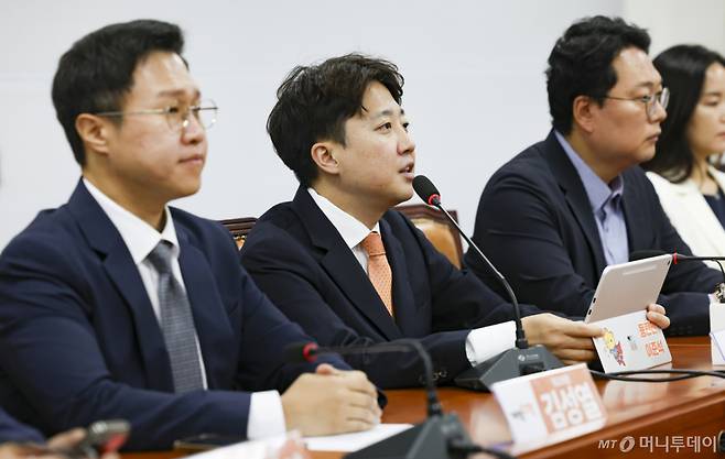 [서울=뉴시스] 김근수 기자 = 이준석(왼쪽 두번째) 개혁신당 대표가 29일 오전 서울 여의도 국회에서 진행된 최고위원회의에서 발언을 하고 있다. 2026.06.29. ks@newsis.com /사진=김근수