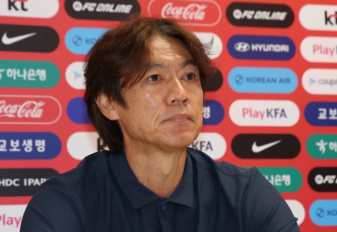 축구 국가대표팀 홍명보 감독이 28일(현지시간) 멕시코 과달라하라 인근 사포판 치바스 바예 베르데 훈련장에 마련된 베이스캠프에서 열린 월드컵 결산 기자회견에서 부진에 대한 책임을 지고 감독직에서 물러나겠다는 뜻을 밝히고 있다./ 사진 = 뉴스1