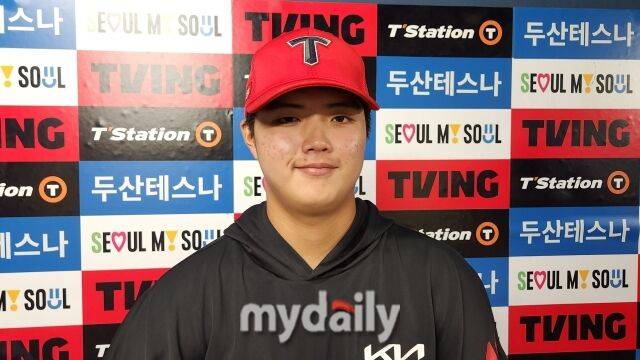 김태형이 6월 28일 서울 잠실야구장에서 취재진과 인터뷰를 하고 있다./잠실=김경현 기자