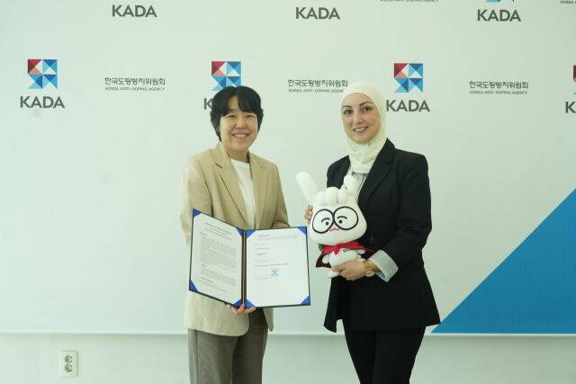 KADA 서민정 홍보실장이 서아시아지역도핑방지기구와 업무협약식을 진행하고 있다. /KADA 제공