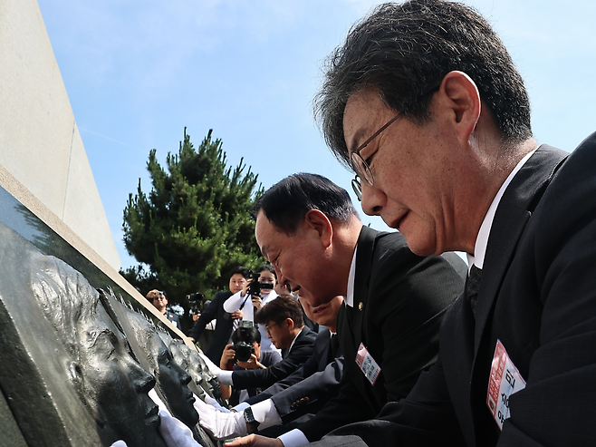 29일 경기 평택시 해군 제2함대사령부에서 열린 ‘제2연평해전 승전 24주년 기념행사’에서 유승민 전 의원과 국민의힘 한기호 의원이 조각상을 어루만지고 있다. [연합]