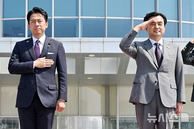 [서울=뉴시스] 사진공동취재단 = 안규백(오른쪽) 국방부 장관과 고이즈미 신지로 일본 방위상이 28일 서울 용산구 국방부 연병장에서 의장대 사열을 마친 뒤 경례하고 있다. 2026.06.28. photo@newsis.com
