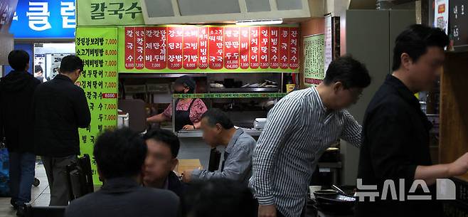 [서울=뉴시스] 김금보 기자 = 점심시간 직장인들이 서울 시내 한 식당가를 이용하고 있다.  2025.05.15. kgb@newsis.com