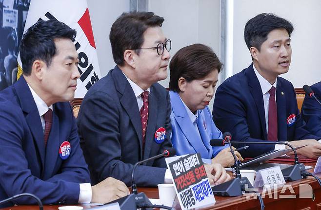 [서울=뉴시스] 정병혁 기자 = 우재준 국민의힘 청년최고위원이 29일 서울 여의도 국회에서 열린 최고위원회의에서 지도부 사퇴를 촉구하는 발언하고 있다. 2026.06.29. jhope@newsis.com