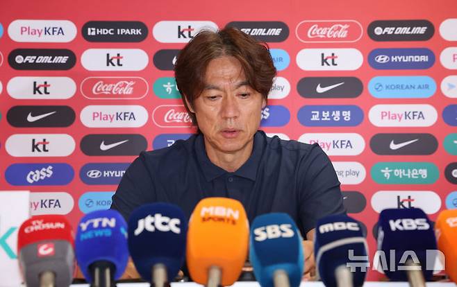 [사포판(멕시코)=뉴시스] 김명년 기자 = 홍명보 축구 국가대표팀 걈독이 28일(현지 시간) 멕시코 과달라하라 인근 사포판에 위치한 베이스캠프 훈련장 치바스 바예 베르데에서 기자회견을 열고 북중미 월드컵 32강 진출 실패 관련 입장발표를 하고 있다. 홍명보 감독은 이날 감독직 사퇴 선언을 했다. 2026.06.29. kmn@newsis.com