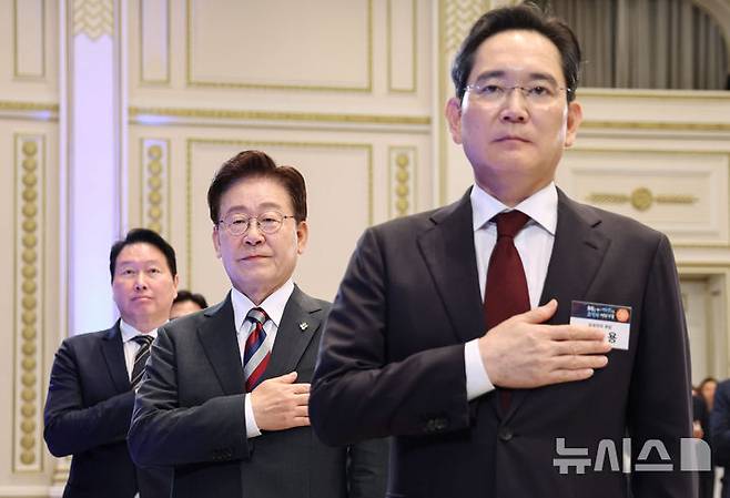 [서울=뉴시스] 조성봉 기자 = 이재명 대통령과 이재용 삼성전자 회장, 최태원 SK 회장 등 참석자들이 29일 청와대 영빈관에서 열린 ‘대한민국 대도약 3대 메가프로젝트 국민보고회’에서 국민의례를 하고 있다. 2026.06.29. suncho21@newsis.com