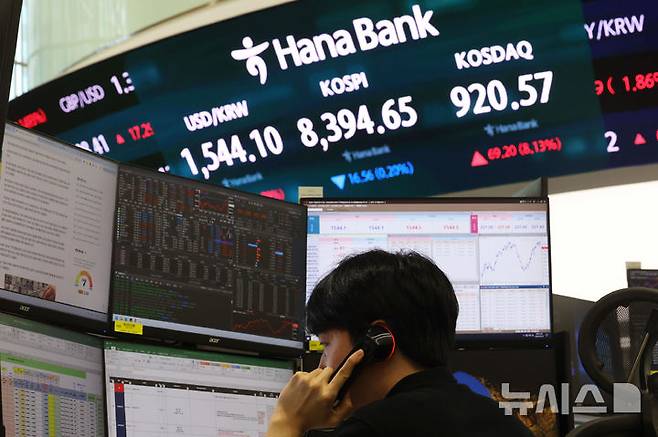 [서울=뉴시스] 권창회 기자 = 29일 오후 서울 중구 하나은행 딜링룸에서 딜러들이 업무를 보고 있다.코스피가 전 거래일보다 16.56포인트(0.2%) 내린 8394.65에 마감했다. 코스닥 지수는 전 거래일보다 69.20포인트(8.13%) 상승한 920.57, 원·달러 환율은 전 거래일보다 13.2원 상승한 1545.2원에 마감했다. 2026.06.29. kch0523@newsis.com