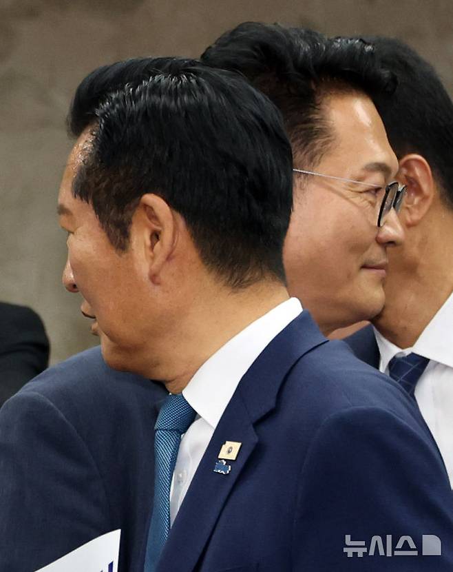 [서울=뉴시스] 최진석 기자 = 더불어민주당 정청래 대표와 송영길 의원이 18일 여의도 국회에서 열린 의원총회에서 의원들과 인사하고 있다. 2026.06.18. myjs@newsis.com