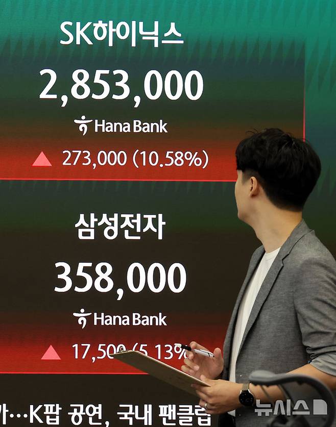 [서울=뉴시스] 박영태 기자 = 25일 오전 서울 중구 하나은행 딜링룸 전광판에 삼성전자와 SK하이닉스의 체결 가격이 표시되고 있다. 코스피는 전 거래일(8471.02)보다 232.40포인트(2.74%) 상승한 8703.42에 개장했고 코스닥 지수는 전 거래일(909.31)보다 14.35포인트(1.58%) 오른 923.66에 거래를 시작했다.2026.06.25. since1999@newsis.com