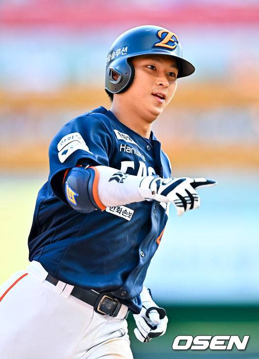 [OSEN=인천, 민경훈 기자] 28일 인천 SSG랜더스필드에서 ‘2026 신한 SOL Bank KBO리그’ SSG 랜더스와 한화 이글스의 경기가 열렸다.이날 SSG는 최민준, 한화는 류현진을 선발로 내세웠다.3회초 1사 주자 1루 한화 최인호가 우월 선취 투런 홈런을 때린 후 그라운드를 돌고 있다. 2026.06.28 / rumi@osen.co.kr