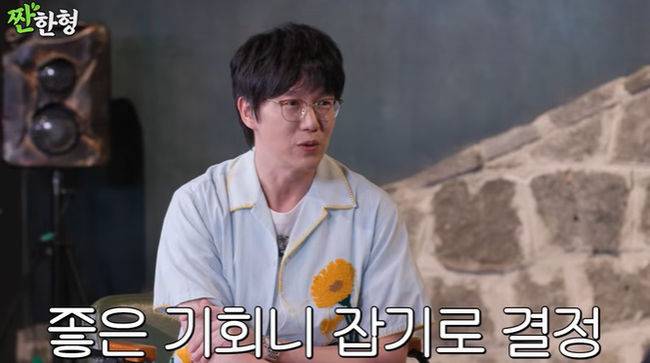 Singer Sung Si-kyung recently appeared on the YouTube channel Jjanhanhyung and personally revealed the secret behind losing 10 kg after five months of rigorous self-discipline. Sung Si-kyung explained that, under the pretext of modeling for cosmetics, he combined exercise with a diet centered on flounder sashimi.On the show, Sung Si-kyung said that since last January, he had been managing his weight by eating eggs and flounder sashimi after finishing his fasted workouts. Joking, he revealed that he had eaten 170 flounders and shared his unique weight-loss experience.Co-host Shin Dong-yup also expressed agreement with Sung Si-kyungs approach, mentioning his own experience losing weight through a diet centered on hard-boiled eggs and sashimi. Sung Si-kyung is drawing public attention by showcasing his transformed appearance, achieved through rigorous self-discipline.