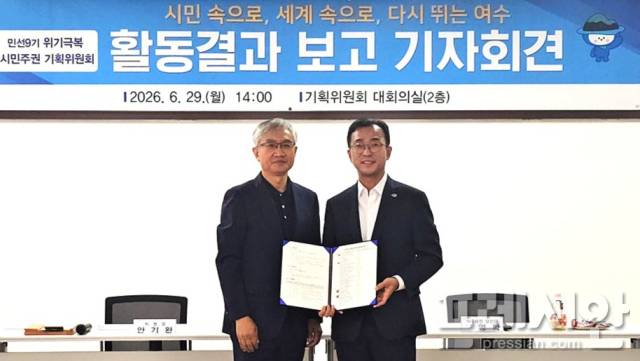 ▲29일 안기완 민선 9기 전남 여수시장직 인수위원장이 서영학 당선인(오른쪽)에게 77개 공약과 45개 정책을 제안하고 있다.2026.6.29.ⓒ여수시