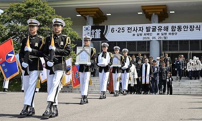 29일 국립대전현충원에서 거행된 6·25 전사자 발굴유해 합동안장식에서 국군유해발굴단 장병들이 호국영령 영현을 봉송하고 있다. 육군 제공
