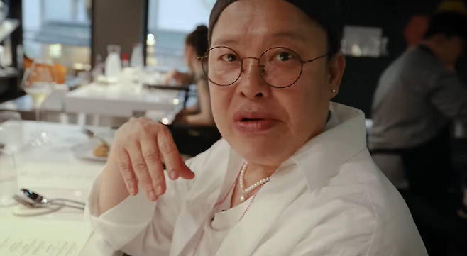 ‘“처음버터 끝까지 다 주세요” 윤남노 식당 풀코스로 즐긴 이영자의 여름휴가’ 영상 속 이영자. 이영자 TV