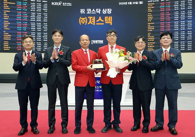 29일 서울 영등포구 한국거래소에서 열린 져스텍 코스닥시장 상장기념식에서 관계자들이 상장기념패 전달 후 기념 촬영하고 있다.  연합뉴스