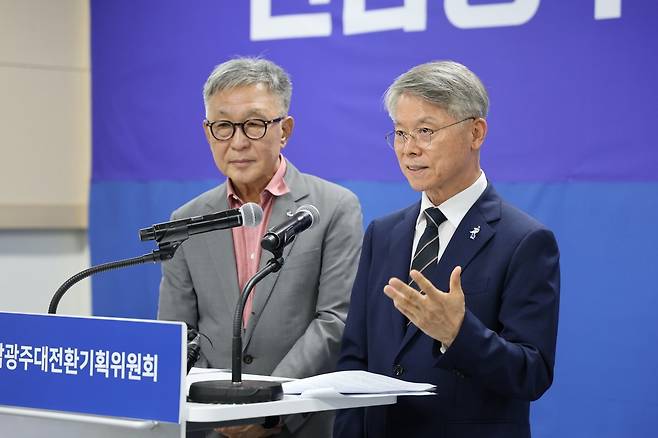 민형배 전남광주통합특별시장 당선인이 29일 전남광주대전환기획위원회 4층 대회의실에서 기자회견을 열고 삼성전자와 SK하이닉스가 광주와 전남 서남권에 반도체 투자 계획과 관련, 기업지원 방안 등을 설명하고 있다. 사진 제공=민형배 당선인 인수위