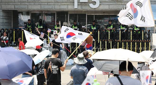 &nbsp;6·3 지방선거 당시&nbsp;잠실 지역 개표소로 사용된 서울 송파구 올림픽공원 핸드볼경기장 앞에서 6월28일 투표용지 부족 사태 규탄 봉쇄 시위 참가자들이 구호를 외치고 있다. ⓒ연합뉴스