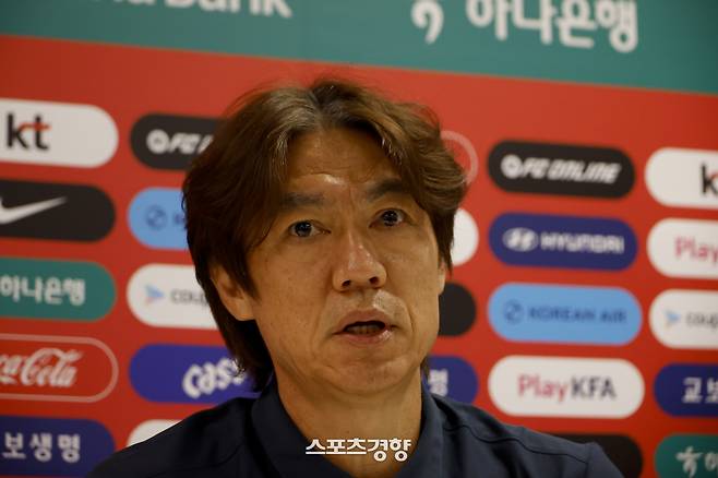 홍명보 한국 축구대표팀 감독이 29일(한국 시간) 멕시코 과달라하라 팀 훈련장에서 2026 북중미 월드컵 32강 진출 실패와 관련해 감독직 사퇴 기자회견을 하고 있다. 2026.06.29 과달라하라(멕시코) | 문재원 기자