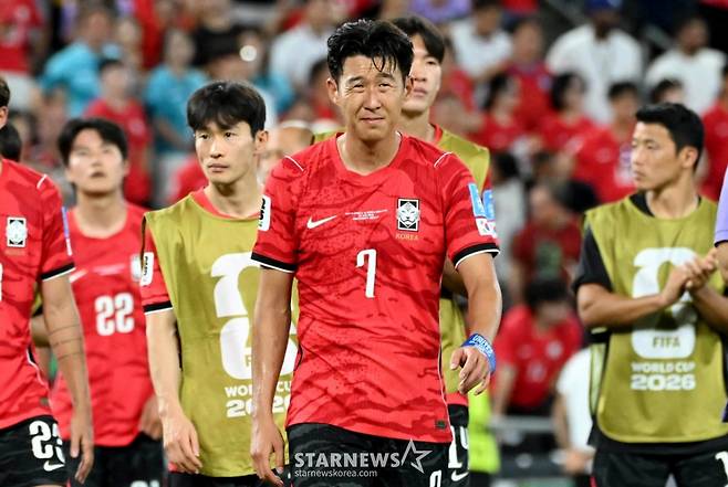 손흥민(가운데)이 지난 25일 2026 FIFA 북중미 월드컵 A조 조별리그 3차전 남아공과 경기에서 패한 뒤 아쉬워하고 있다. /사진=김진경 대기자
