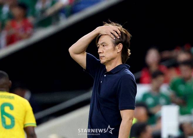 2026 북중미월드컵 A조 3차예선 대한민국 대 남아공 경기가 25일(한국시간) 멕시코 몬테레이 에스타디오 BBVA에서 열렸다.  홍명보 감독이 남아공에 0-1로 패색이 짙어지자 당혹해하고 있다./사진=김진경 대기자