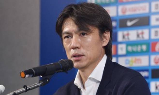 Actor Han Jung-soo has publicly raised his voice in criticism of Head Coach Hong Myung-bo regarding the South Korean national football teams poor performance. Han Jung-soo delivered a sharp rebuke in a strong tone, asserting that if Coach Hong has any conscience, he should return his salary.Although Coach Hong expressed his deep sense of responsibility through a pre-recorded video following the teams elimination, he faced fierce public criticism due to the format of the presentation, which lacked a Q&A session, and his demeanor during his expulsion. Throughout the tournament, Han Jung-soo consistently voiced his convictions regarding the teams performance and the Korea Football Associations management style.The Korean national team secured a victory against the Czech Republic but was ultimately eliminated after consecutive defeats against Mexico and South Africa. Han Jung-soos unreserved criticism regarding this disappointing result, achieved after four years of preparation, is resonating with many football fans.