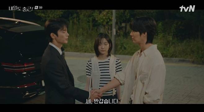In the tvN drama Go to Work!, Park Ji-hyun, who plays the role of Cha Ji-yoon, revealed that she rejected a proposal from her ex-boyfriend Jo Ga-eul and completely ended the relationship with Seo In-guk, who plays the role of Kang Si-woo. Cha Ji-yoon broke up with Seo In-guk after confirming her feelings through a performance with her ex-boyfriend, raising expectations for a change in their relationship.