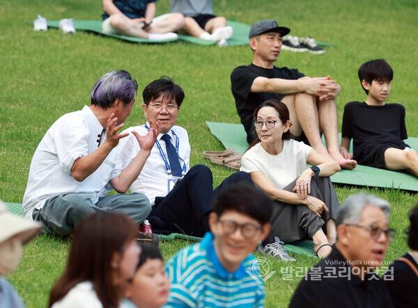 ​'다시 살린 경기예술' 경기아트센터 김상회 사장, "작품 널리 알릴 수 있어 감사"...사진은 경기예술 지원자와 현장에서 이야기 하는 모습.(사진=김경수 기자/ 2026. 6.28)​