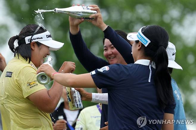 동료들의 축하를 받는 유해란 [Getty Images via AFP=연합뉴스]