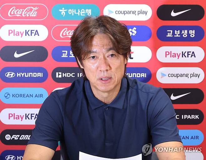 홍명보 감독, 32강 실패 책임 안고 사퇴