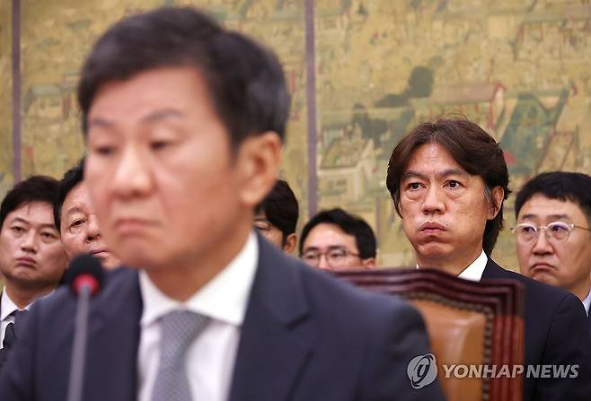 한숨쉬는 홍명보 (서울=연합뉴스) 신준희 기자 = 축구 국가대표팀 홍명보 감독이 지난 2024년 9월 국회에서 열린 문화체육관광위원회 전체회의에서 숨을 몰아쉬고 있다. 앞은 정몽규 대한축구협회장. 2024.9.24 hama@yna.co.kr
