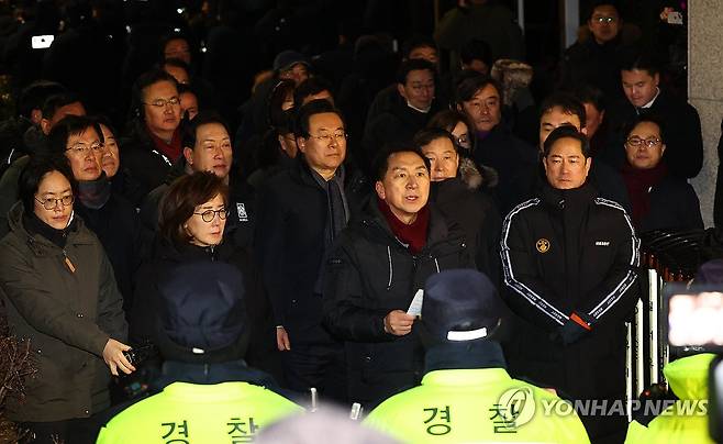 입장 발표하는 국민의힘 (서울=연합뉴스) 서대연 기자 = 고위공직자범죄수사처(공수처)와 경찰이 윤석열 대통령에 대한 2차 체포영장 집행에 나선 15일 서울 용산구 한남동 대통령 관저 입구에서 국민의힘 김기현 의원이 입장발표를 하고 있다. 2025.1.15 dwise@yna.co.kr