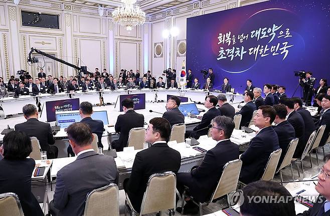 이재명 대통령, 3대 메가프로젝트 국민보고회 (서울=연합뉴스) 한상균 기자 = 29일 청와대에서 열린 이재명 대통령 주재 3대 메가프로젝트 국민보고회에서 참석자들이 정책발표를 듣고 있다. 2026.6.29 [청와대통신사진기자단] xyz@yna.co.kr