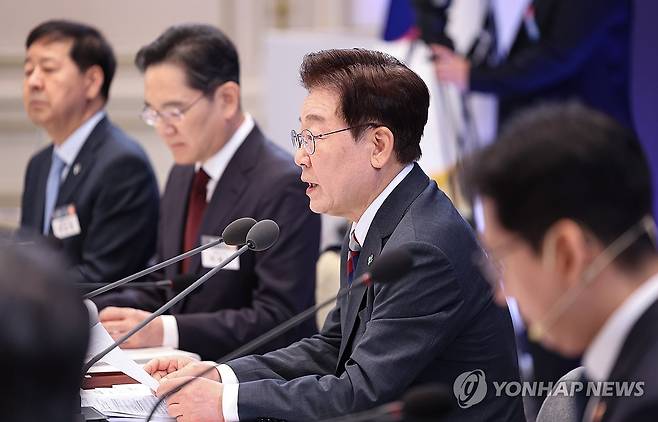 이재명 대통령, 3대 메가프로젝트 국민보고회 (서울=연합뉴스) 한상균 기자 = 이재명 대통령이 29일 청와대에서 열린 3대 메가프로젝트 국민보고회에서 발언하고 있다. 2026.6.29 [청와대통신사진기자단] xyz@yna.co.kr