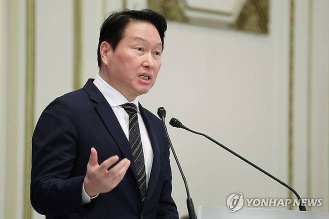 최태원 회장, 투자계획 발표 (서울=연합뉴스) 한상균 기자 = 최태원 SK그룹 회장이 29일 청와대에서 이재명 대통령 주재로 열린 3대 메가프로젝트 국민보고회에서 투자계획을 발표하고 있다. 2026.6.29 [청와대통신사진기자단] xyz@yna.co.kr