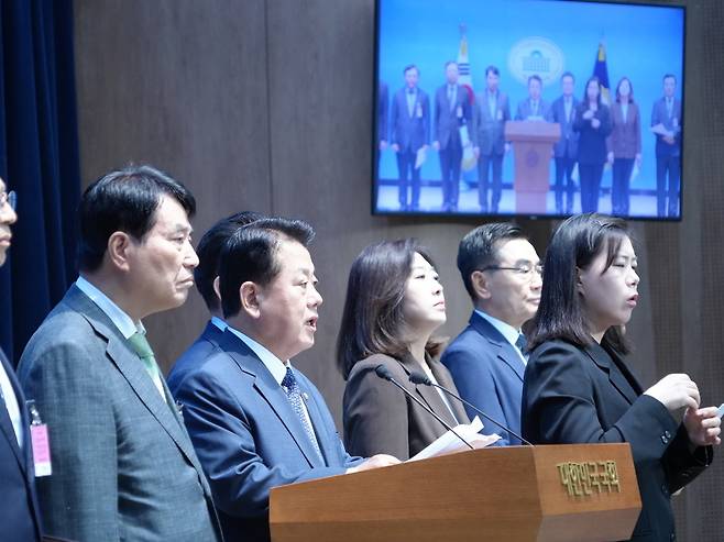 ▲ 더불어민주당 김병주 국회의원이 30일 국회 소통관에서 민주당 국방안보특별위원들과 함께 선택적 모병제 도입 필요성을 담은 성명을 발표하고 있다. /사진제공=김병주 의원실