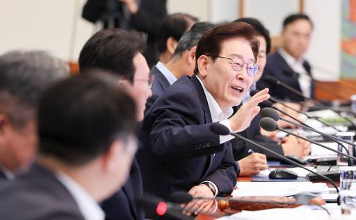 이재명 대통령이 30일 청와대에서 열린 국무회의 겸 비상경제점검회의에서 발언하고 있다. /청와대통신사진기자단