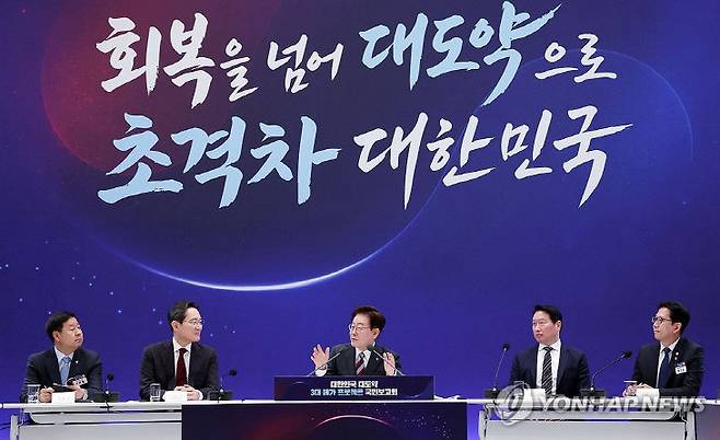 이재명 대통령이 29일 청와대에서 열린 3대 메가프로젝트 국민보고회에서 발언하고 있다. 왼쪽부터 구윤철 부총리 겸 재정경제부 장관, 이재용 삼성전자 회장, 이 대통령, 최태원 SK그룹 회장, 배경훈 부총리 겸 과학기술정보통신부 장관. 연합뉴스/청와대통신사진기자단