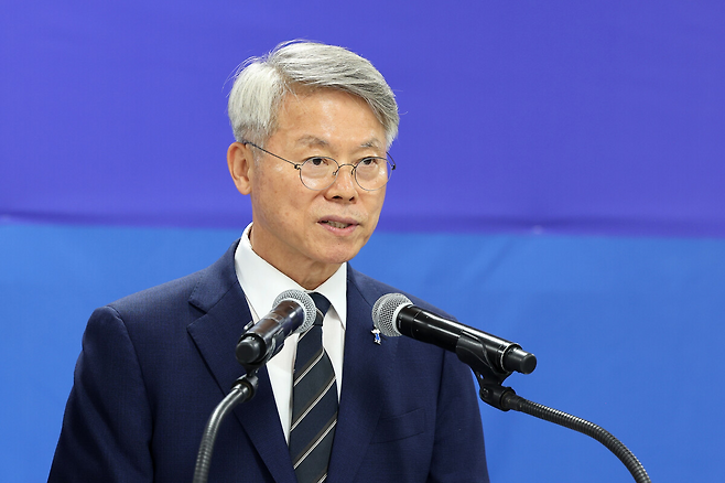 민형배 전남광주통합특별시장 당선인이 29일 전남 나주시 전남광주대전환기획위원회 대회의실에서 '3대 메가 프로젝트 국민 보고회' 관련 기자회견하고 있다. 연합뉴스