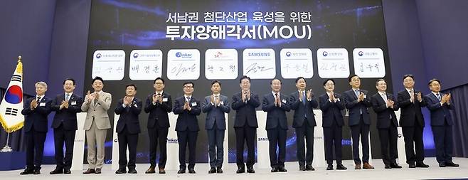 서남권 첨단산업 발전비전 국민보고회이재명 대통령이 30일 광주 서구 김대중컨벤션센터에서 열린 '서남권 첨단산업 발전비전 국민보고회'에서 민형배 전남광주특별시장 당선인, 삼성전자, SK하이닉스, 엠코테크놀로지 관계자 등과 기념촬영을 하고 있다. /임문철 기자