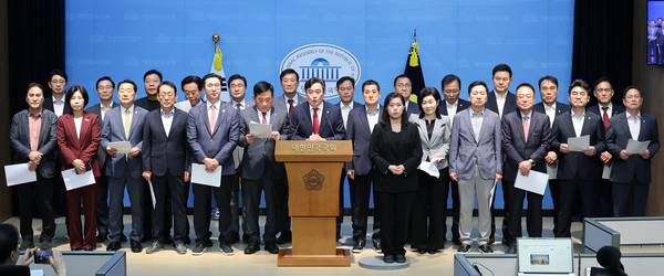 정동만 부산시당위원장과 부산·울산·경남에 지역구를 가진 국민의힘 의원들이 30일 국회 소통관에서 열린 호남 반도체 투자 관련 합동 기자회견에서 부·울·경이 생산 거점 검토에서 배제된 것을 두고 자료 공개를 요청하고 있다. /연합뉴스