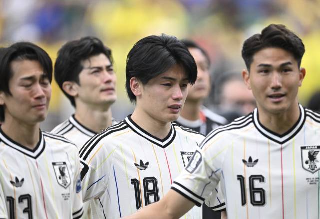 일본 선수들이 30일 미국 휴스턴에서 열린 2026 북중미 월드컵 32강전에 나섰으나 브라질에 패한 직후 눈물을 삼키고 있다. 신화 연합뉴스