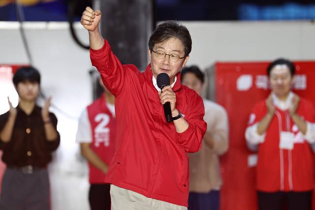 서울 청계광장에서 열린 오세훈 국민의힘 서울시장 후보 출정식에서 유승민 전 의원이 지지발언을 하고 있다. 연합뉴스