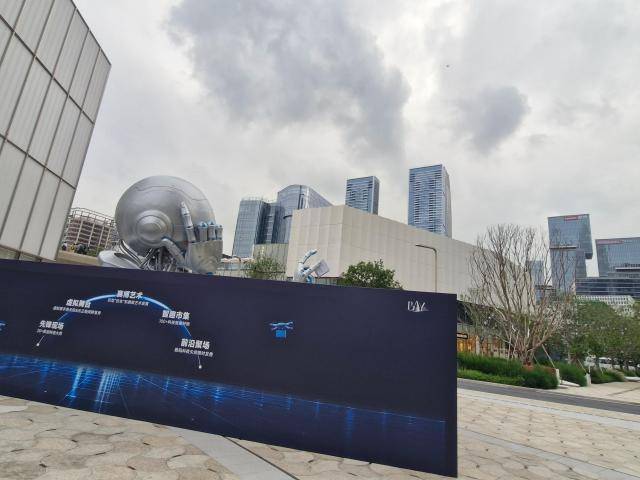 11일 중국 선전시 중심업무지구에 배달용 드론이 이동하고 있다.[사진=오주석 기자]