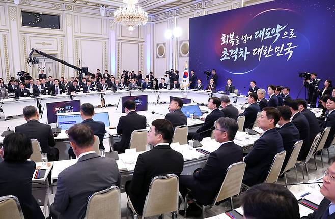 ▲29일 청와대에서 열린 이재명 대통령 주재 3대 메가프로젝트 국민보고회에서 참석자들이 정책발표를 듣고 있다. 이 자리에서는 2035년까지 18.4GW(기가와트) 규모의 인공지능(AI) 데이터센터를 구축하겠다는 청사진이 제시됐다. (사진=연합뉴스)