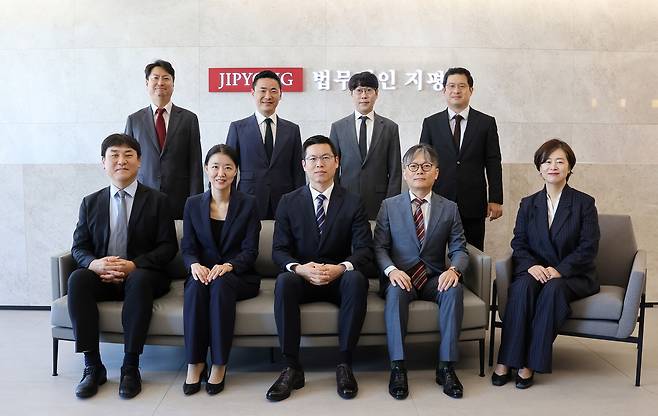 앞줄 왼쪽부터 반시계방향으로 김범희, 서준희, 송도영(센터장), 최정규, 이소영, 신용우, 허종, 고세훈, 김용길 변호사. 법무법인 지평.