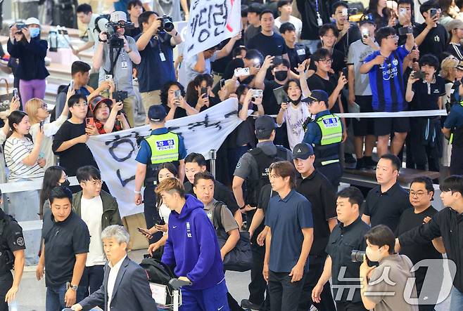 2026 북중미 월드컵 32강 진출 실패의 책임을 지고 사퇴 의사를 밝힌 홍명보 축구대표팀 감독이 30일 새벽 인천국제공항 2터미널을 통해 입국, 축구팬들 아유를 받으며 이동하고 있다. (공동취재) 2026.6.30 ⓒ 뉴스1 안은나 기자