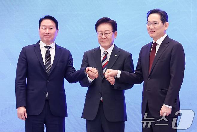 이재명 대통령과 이재용 삼성전자 회장, 최태원 SK그룹 회장이 29일 청와대 영빈관에서 열린 대한민국 대도약 3대 메가프로젝트 국민보고회에서 손을 맞잡고 있다. 2026.6.29 ⓒ 뉴스1 허경 기자