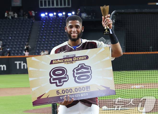 11일 대전 한화생명볼파크에서 열린 KBO 퓨처스 올스타전에서 홈런 레이스에 우승한 디아즈가 포즈를 취하고 있다. 2025.7.11 ⓒ 뉴스1 김기태 기자
