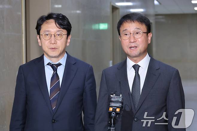 한병도 더불어민주당 대표 직무대행 겸 원내대표(오른쪽)와 천준호 원내운영수석부대표(왼쪽)가 29일 서울 여의도 국회에서 열린 여야 원내대표 회동을 마친 후 취재진의 질의에 답변하고 있다. 2026.6.29 ⓒ 뉴스1 신웅수 기자